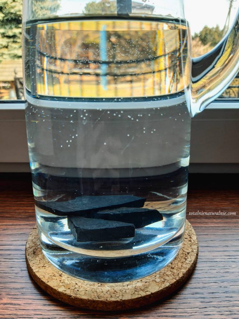 woda szungitowa - oczyszcza z toksyn i nasyca minerałami